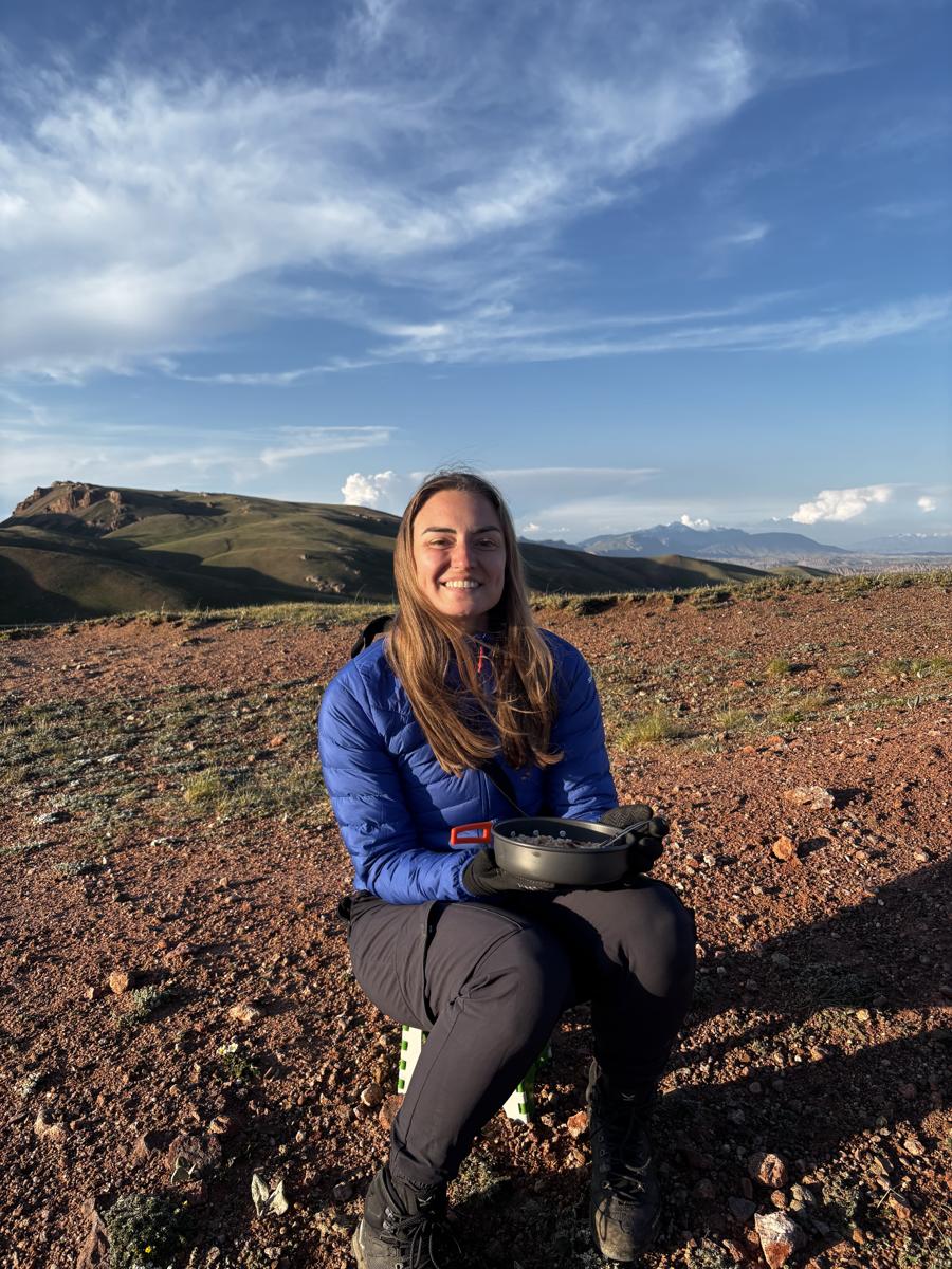 Denise Schoormans in de bergen.